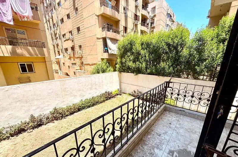 شقة للإيجار دور أرضي بحديقة بحري خاصة – حي المستثمر الصغير
