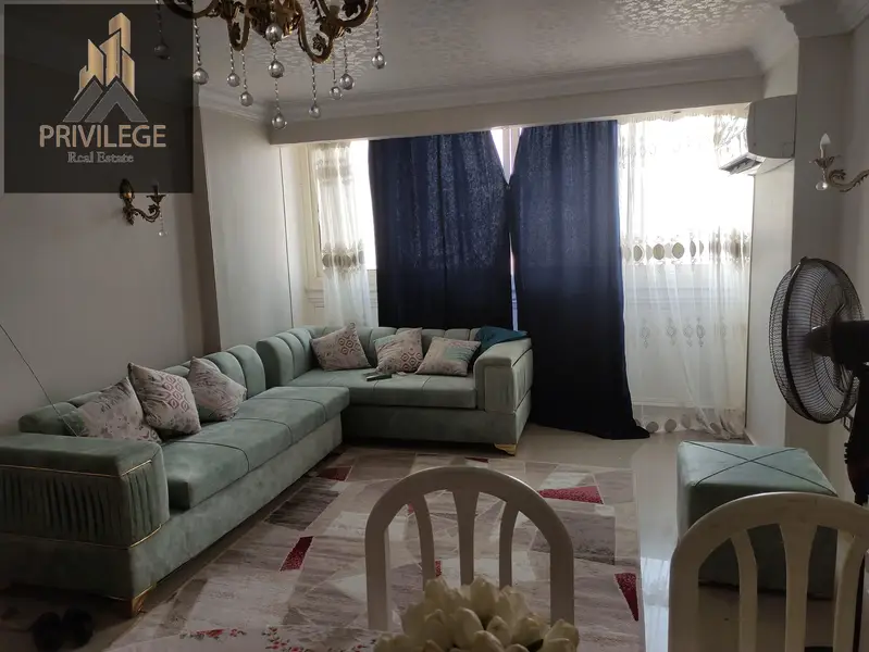 شقة للايجار مفروشة بالكامل في شارع متفرع من شارع الخمسين