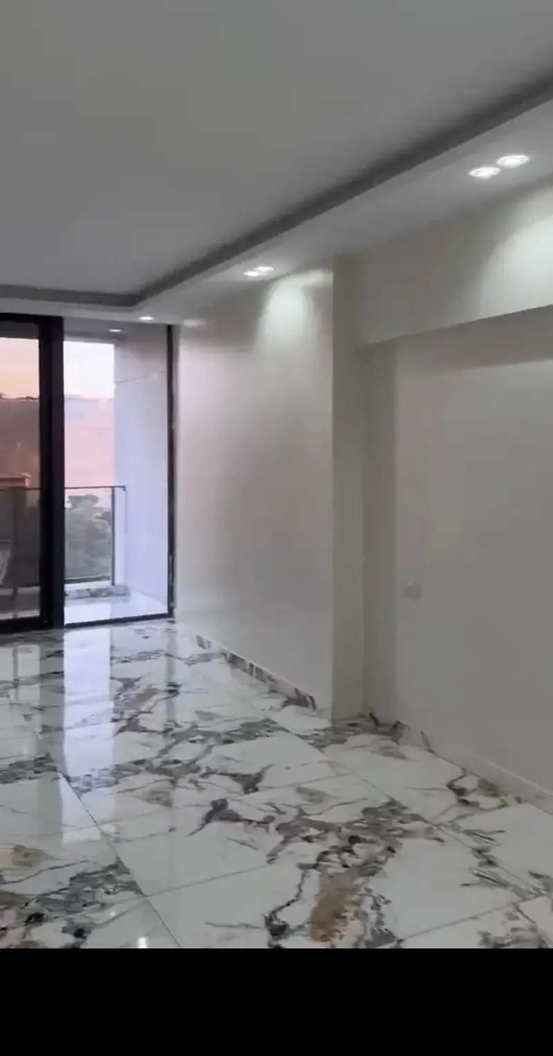 200sqm apartment in Zahraa Al Maadi with full finishing, ACs, and kitchen, overlooking the club