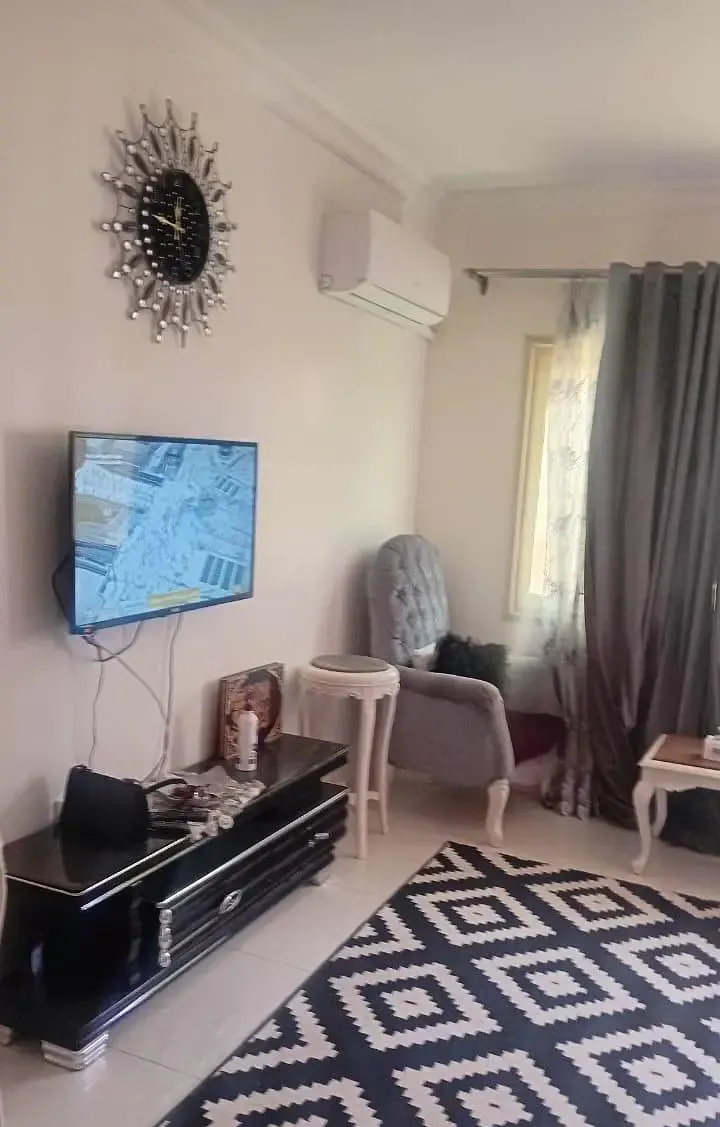 شقة مفروشة مكيفة للإيجار في حدائق أكتوبر