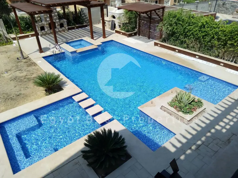 تاون فيلا 266م بحمام سباحة تشطيب راقي للإيجار في سوديك فيليت