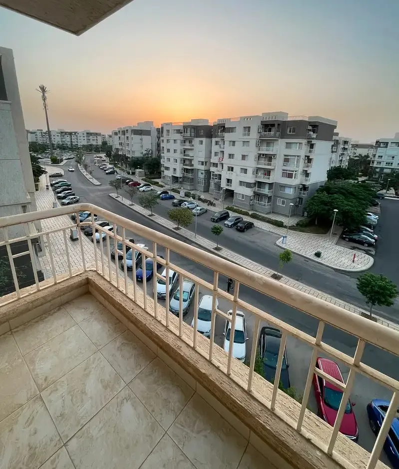 140sqm apartment for rent in Madinaty B10, 4th floor, main street view