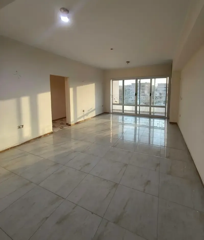 شقة للايجار بالمنطقة الأولى عمارات بمدينة الشروق
