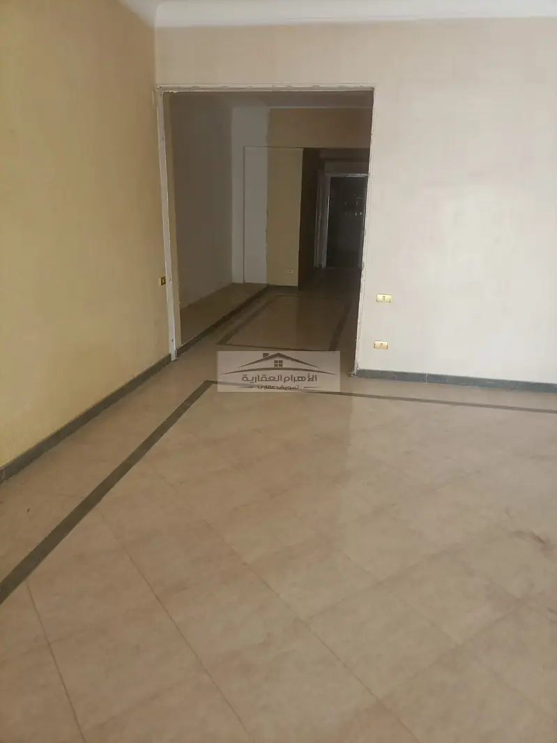 مقر إداري للايجار واجهة على شارع مكرم عبيد