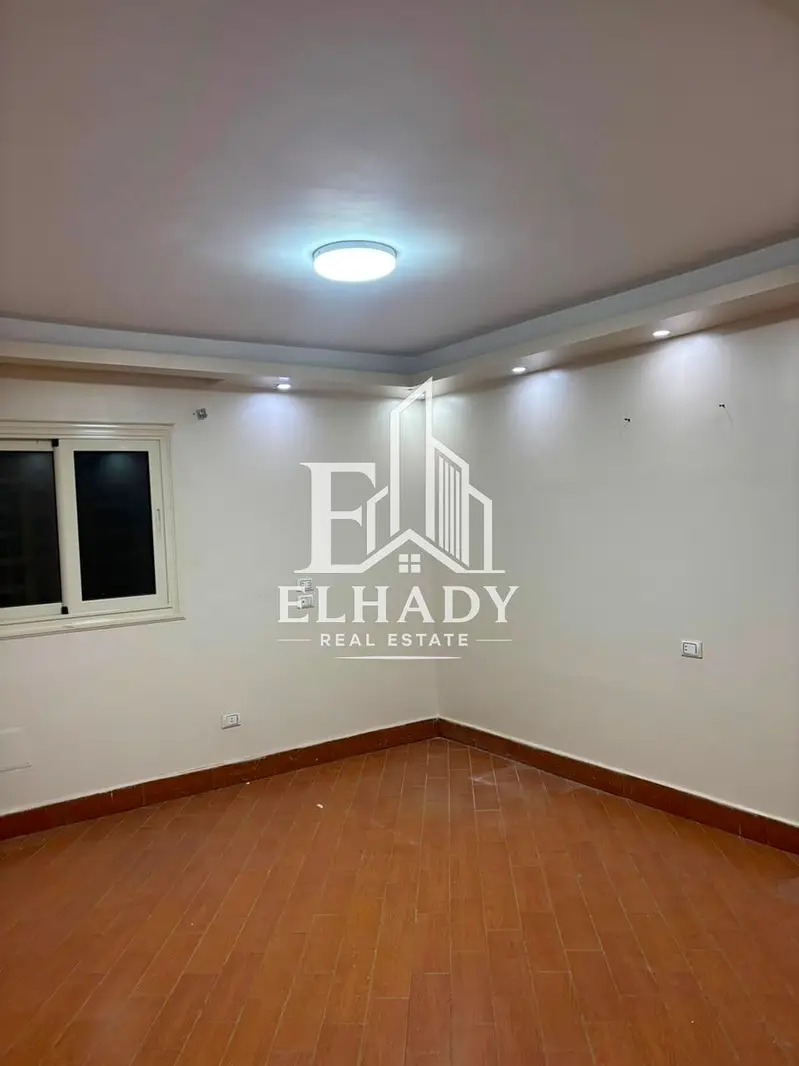 Office 180 sqm for administrative rent in Zahraa Al Maadi - Carrefour Street