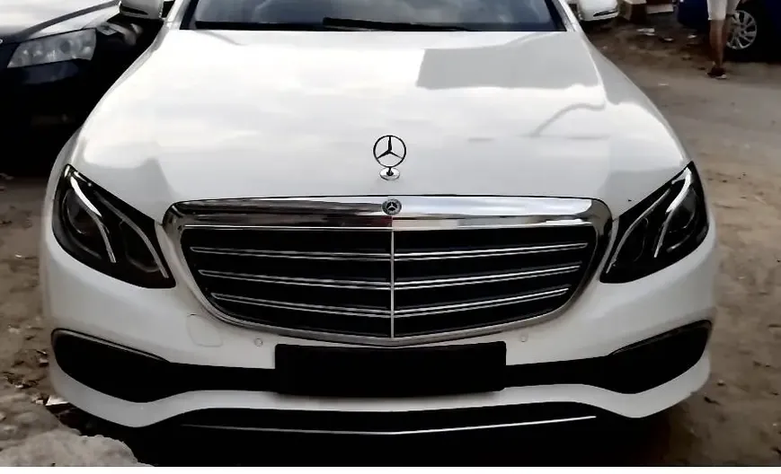 مرسيدس E200 للإيجار مع سائق
