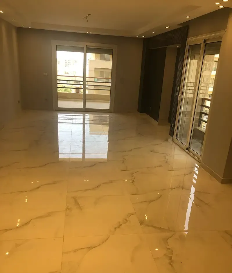 شقة راقية للإيجار كمبوند ذا سكوير التجمع 185م