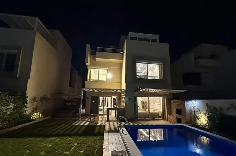 Luxurious hotel villa with pool and garden in Palm Hills, Sheikh Zayed