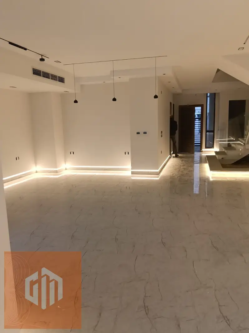 Townhouse for rent in Hyde Park with a garden
