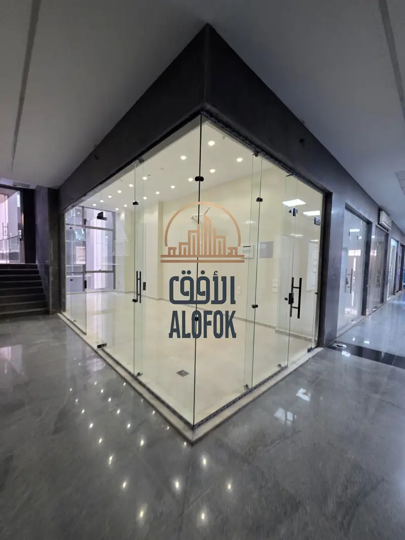 Commercial store 45 sqm with two facades on the main staircase