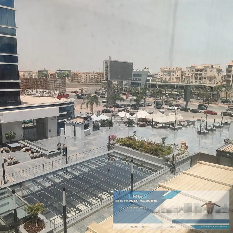 وحدة إدارية مميزة للبيع بالتجمع الخامس – شارع التسعين الشمالي