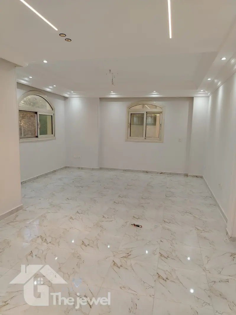 شقة للإيجار بالتجمع الأول فيلات الإسكان العائلي