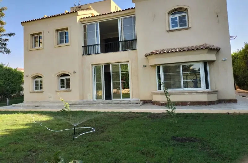 Villa for rent in Madinaty, U model, directly on the golf course