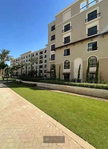 شقة مميزة للإيجار في Village West - الشيخ زايد