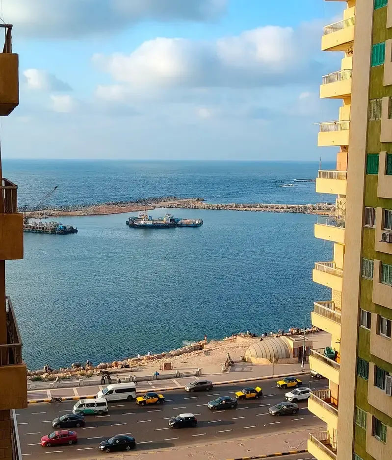 شقة مفروشة بالمحروسة فيو بحر مفتوح للايجار
