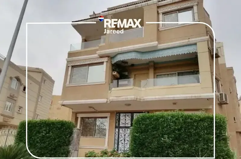 شقة أرضي مفروشة للإيجار في الحي الثامن بالشيخ زايد