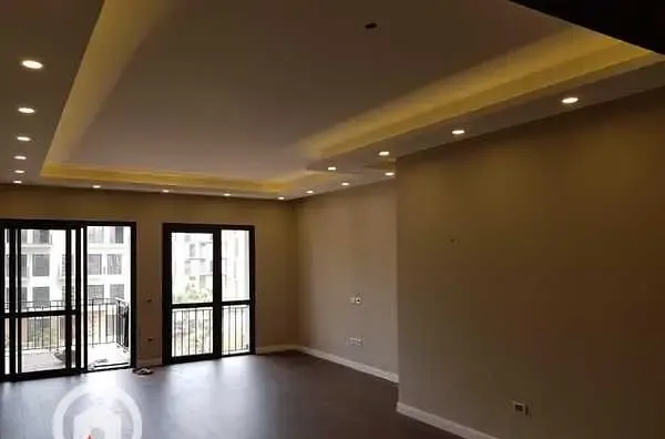شقة للايجار بكمبوند كورتيارد الشيخ زايد