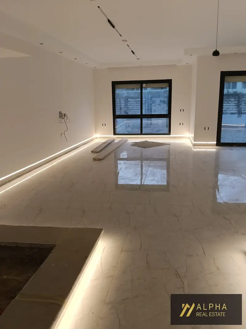 Corner townhouse for rent in Hyde Park with a spacious garden