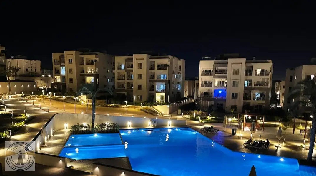 شاليه دور ثالث بفرش مجهز بالكامل على حمام السباحة