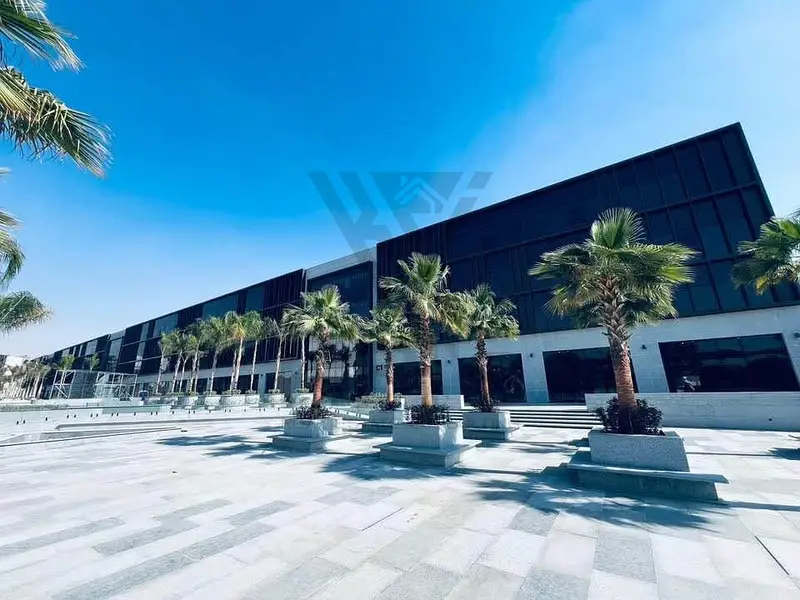 مكتب 270م متشطب بالتكييفات بموقع مميز في ليك تاون مول