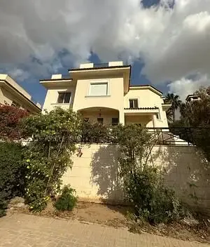 Luxurious villa for rent in Katameya Heights