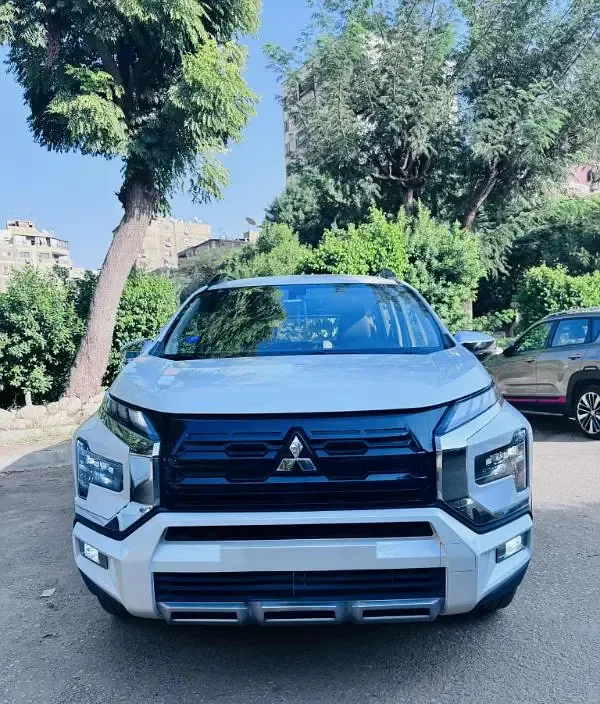 ميتسوبيشي اكسبندر كروس للايجار