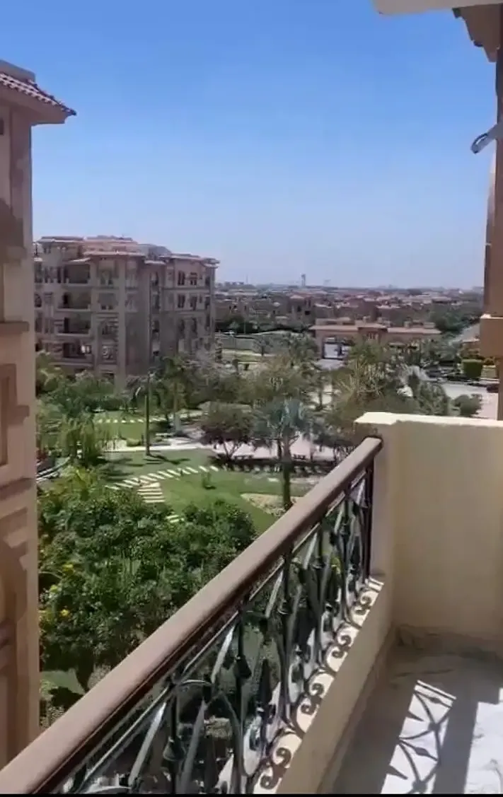 شقة الترا سوبر لوكس بكمبوند حياتي ريزيدنس بالتجمع الأول