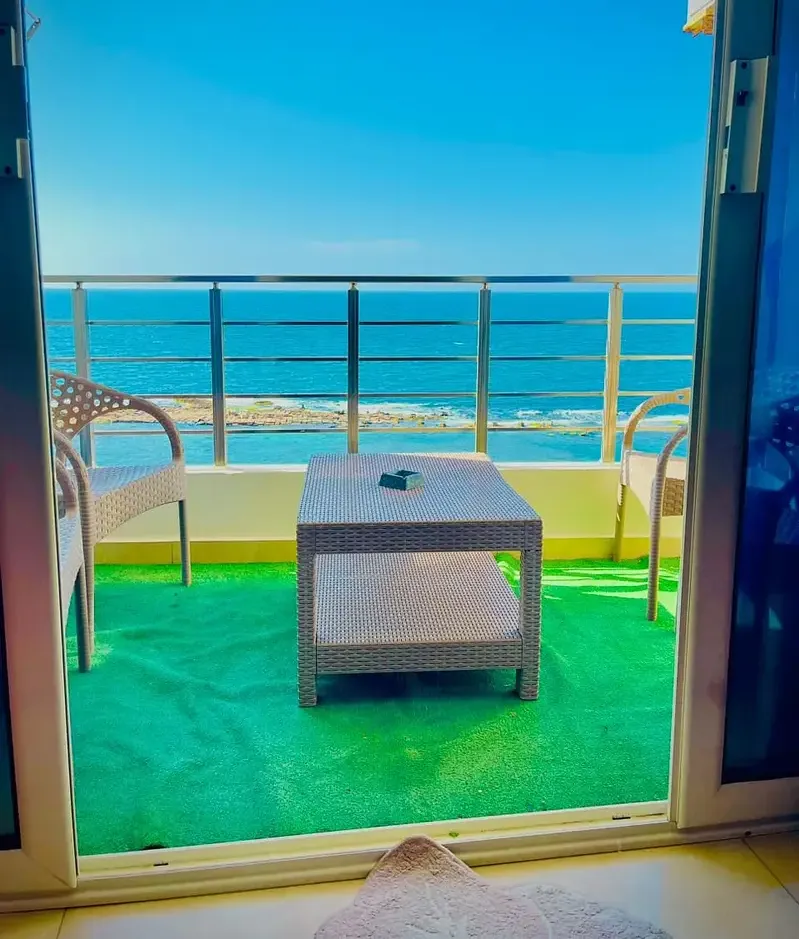 Hotel apartment for daily rent in Miami with direct sea view
