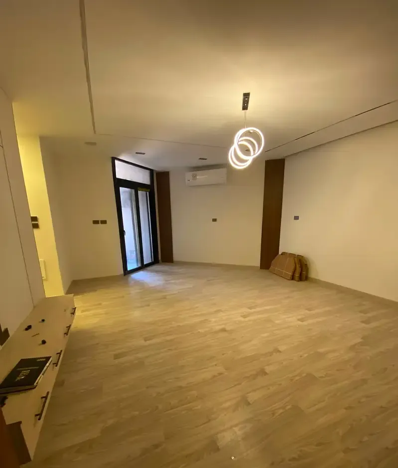 شقة إيجار بقطامية جيت نص فرش بالمطبخ والأجهزة والتكييفات