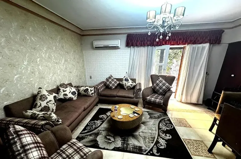 شقة للايجار بالمعمورة الشاطئ بحديقة خاصة