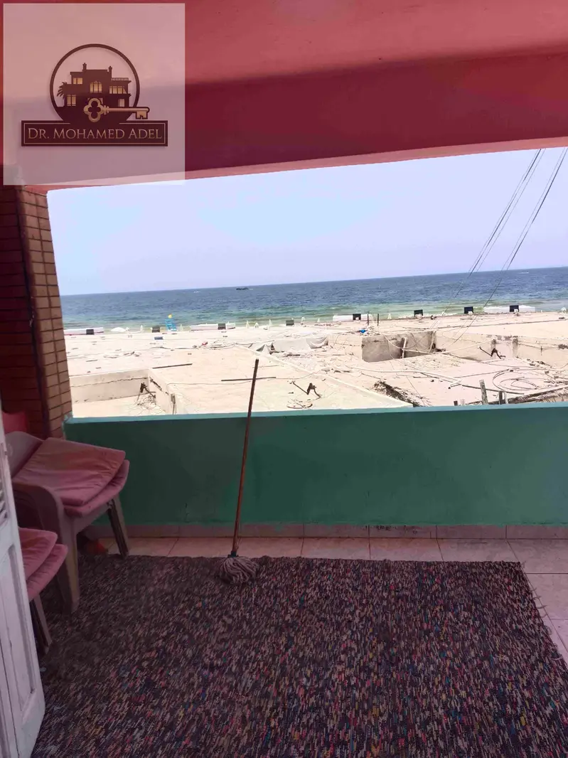 شاليه ميكا الأبيض فوق البحر مدخل خاص للشط