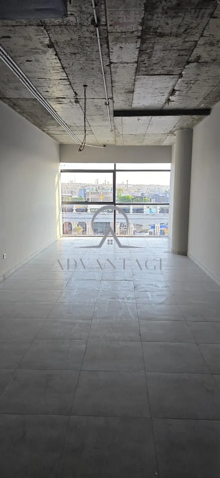 مكتب 70م متشطب بالتكييفات للإيجار في East Lane Mall