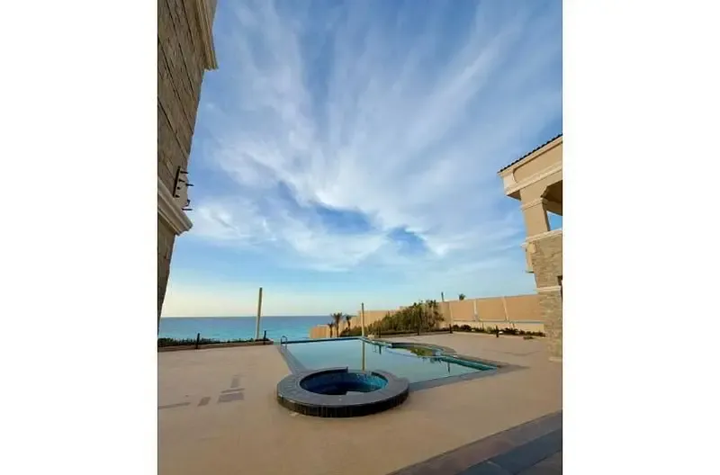 فيلا فاخرة 5 غرف نوم على شاطئ البحر للإيجار في مراسي