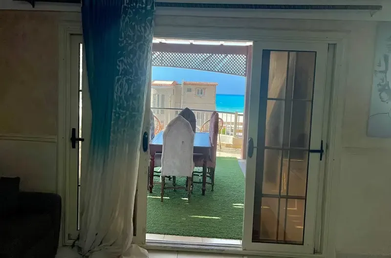 شاليه للايجار تاني صف ٣ غرف مكيف فيو بحر في قريه اللوتس