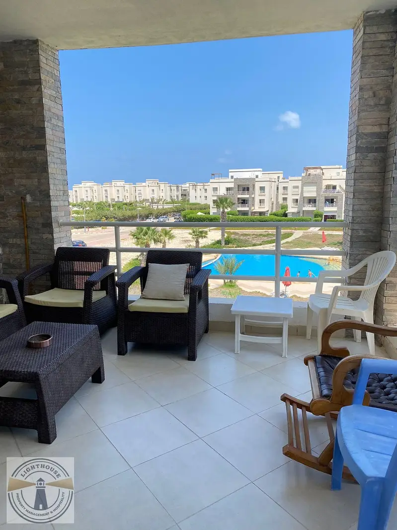 شاليه على حمام السباحة مباشر