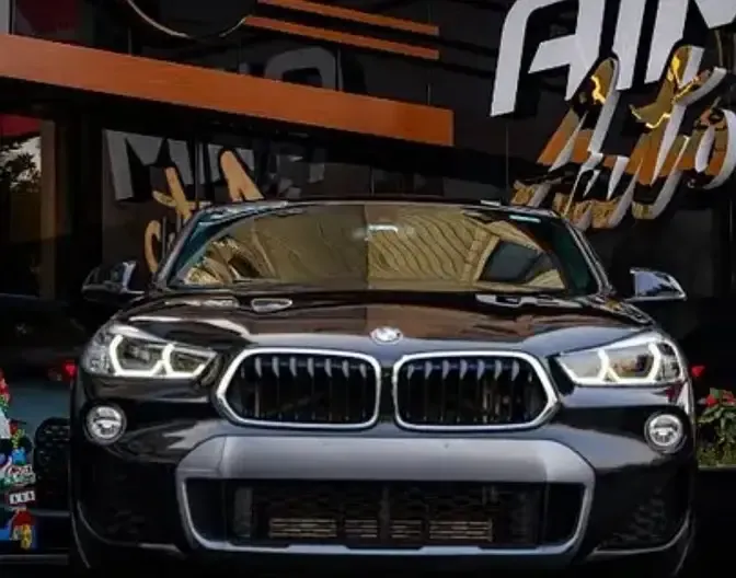 سيارة BMW رياضية سوداء للإيجار