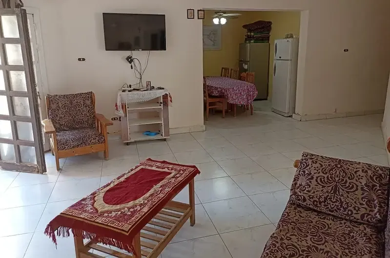 شاليه ارضي غرفتين علي حمام السباحه مارينا ١