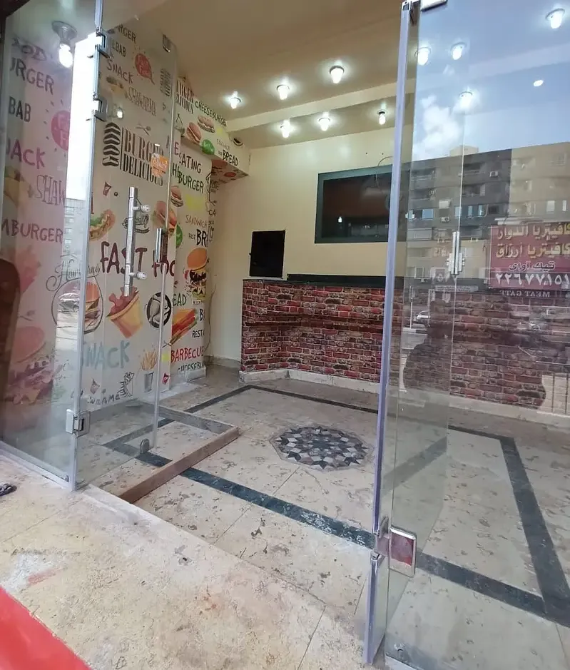 محل تجاري للايجار بشيراتون بموقع متميز