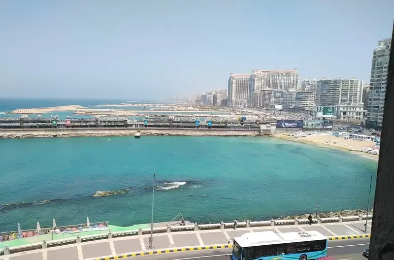 Shop for rent directly on the sea, suitable for brands