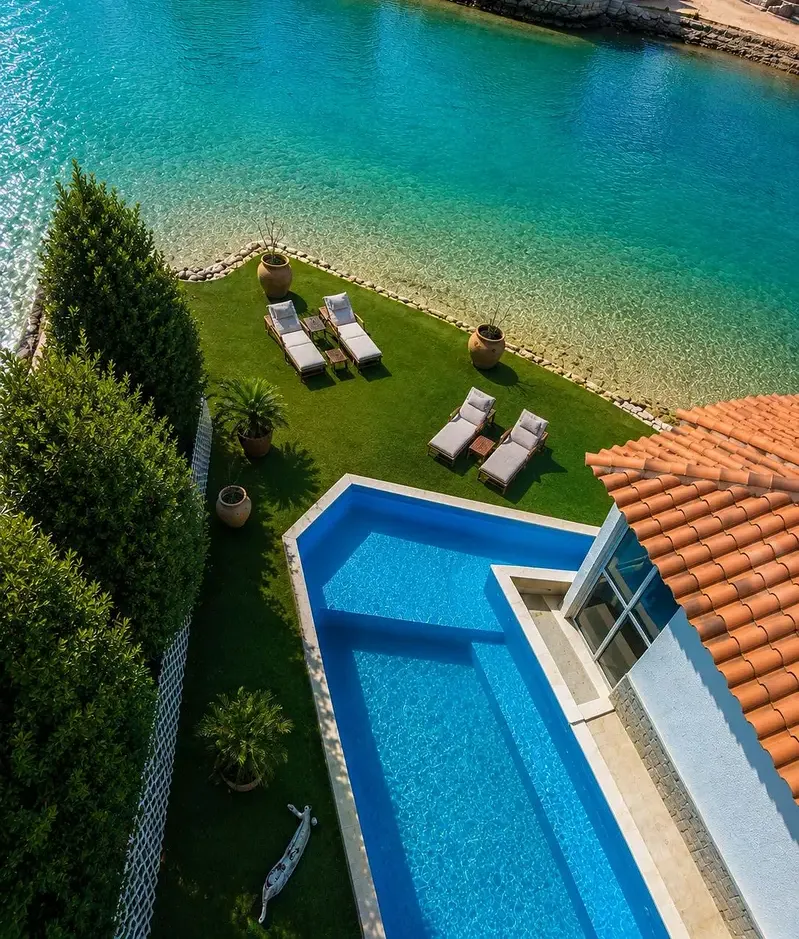 Luxury beachfront villa for daily rent in Touristic Promenade, Hurghada