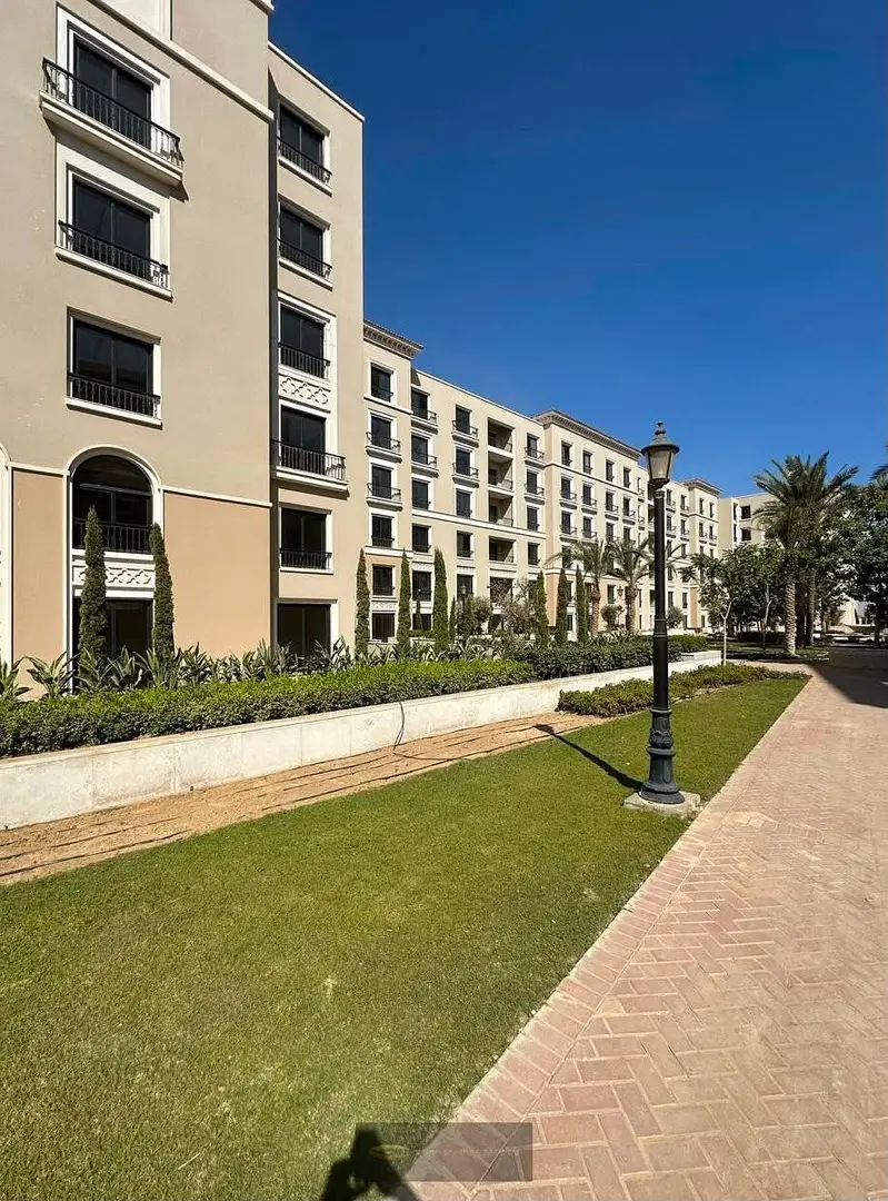 شقة للإيجار بكمبوند Village West بالشيخ زايد - أرضي بحديقة