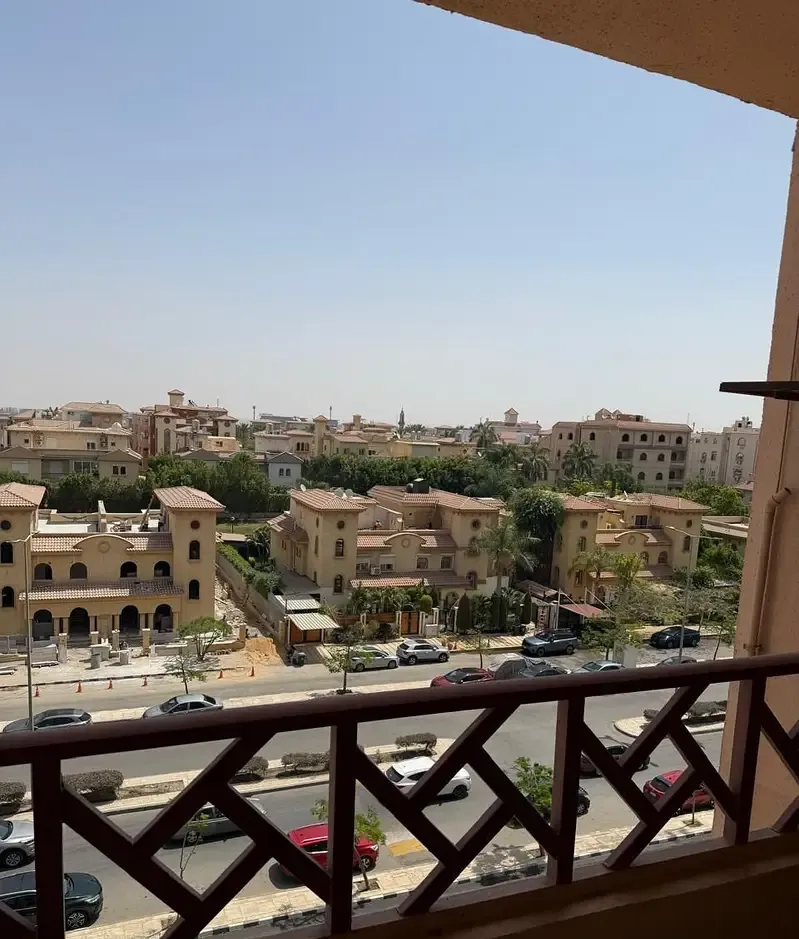 شقة 196م للإيجار بالمرحلة الخامسة بالرحاب فيو شارع فيلات