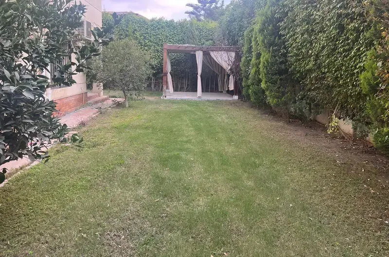 شقة أرضي بجاردن للإيجار بالرحاب أول سكن