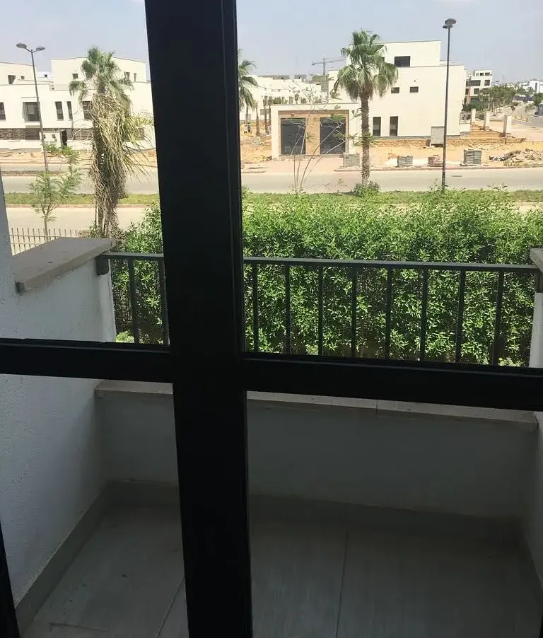 شقة نص مفروش ويستاون كمبوند الشيخ زايد