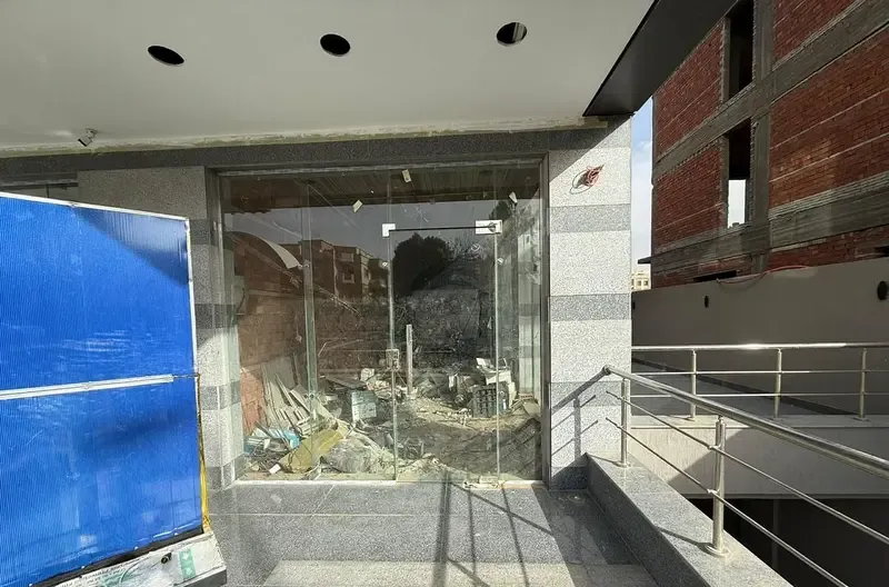 85 sqm shop suitable for restaurant or cafe in the best location in El Banafseg, First Settlement