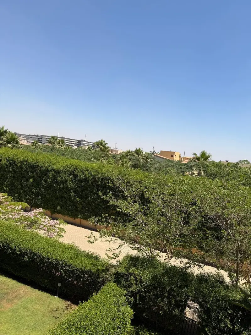 شقة للايجار بكمبوند كازا بيفرلي هيلز بالشيخ زايد