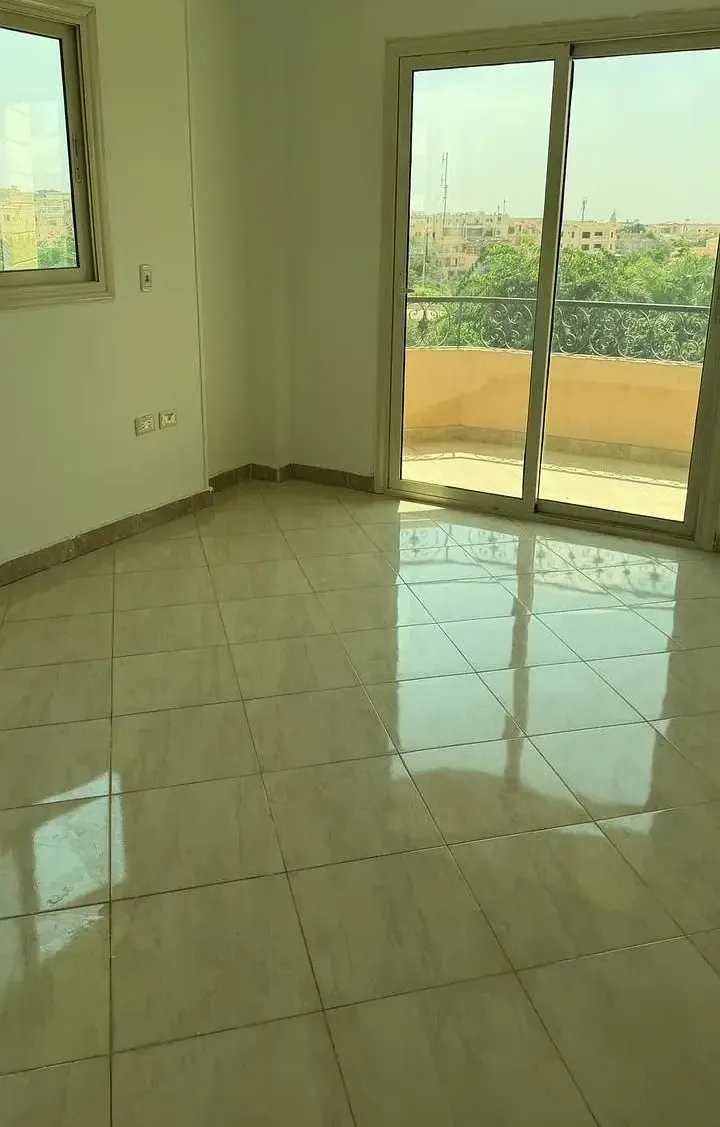 شقة للايجار بالحي الثالث غرب الشروق فيو مفتوح