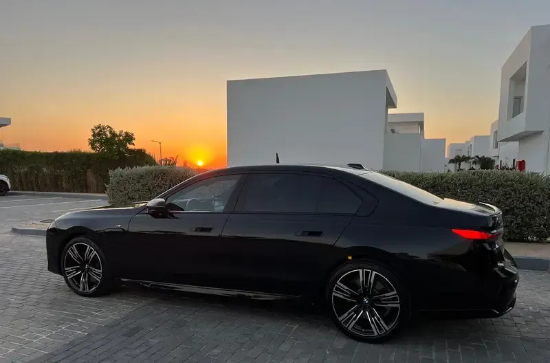 BMW 750i موديل 2025 للإيجار مع سائق VIP