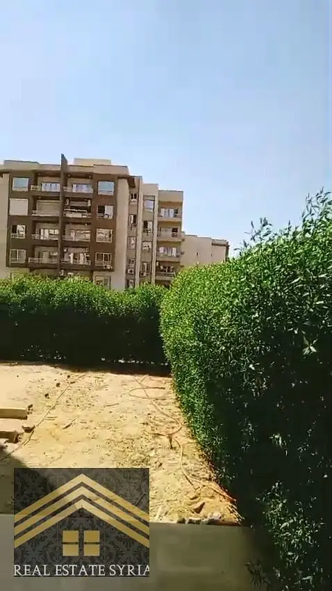 شقة إيجار أرضي بحديقة 70 متر تشطيب سوبر لوكس بجوار بوابة R1