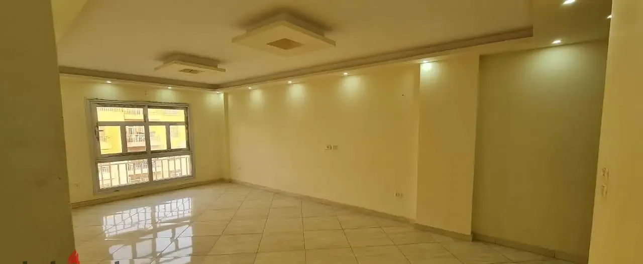 شقة للايجار بمدينتي B11 موقع مميز